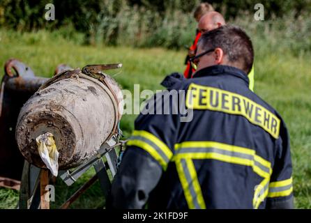 Schwentinental, Deutschland. 18. September 2022. Mitarbeiter des Sprengstoffentsorgungsdienstes Schleswig-Holstein sowie Polizei und Feuerwehr schauen sich eine entschärfende Luftbombe des Zweiten Weltkriegs an. Während der Erkundungsarbeiten trafen Mitarbeiter des Sprengstoffentsorgungsdienstes auf drei Luftbomben, die entschärft werden konnten. Quelle: Axel Heimken/dpa/Alamy Live News Stockfoto