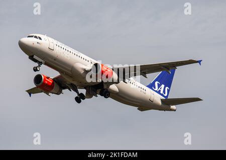 Eine Nahaufnahme des Airbus A320-232 von SAS Scandinavian Airlines, der am Flughafen Edinburgh, Schottland, abfliegt Stockfoto