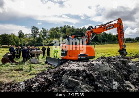 Schwentinental, Deutschland. 18. September 2022. Mitarbeiter des Sprengstoffentsorgungsdienstes Schleswig-Holstein sowie Polizei und Feuerwehr schauen sich eine entschärfende Luftbombe des Zweiten Weltkriegs an. Während der Erkundungsarbeiten trafen Mitarbeiter des Sprengstoffentsorgungsdienstes auf drei Luftbomben, die entschärft werden konnten. Quelle: Axel Heimken/dpa/Alamy Live News Stockfoto