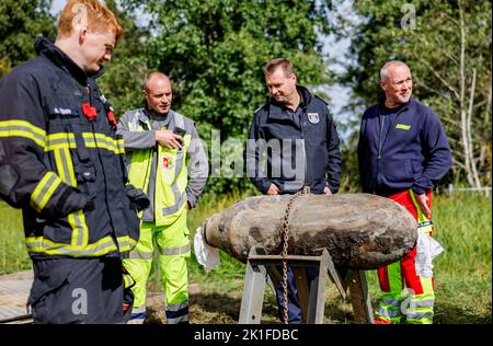 Schwentinental, Deutschland. 18. September 2022. Mitarbeiter des Sprengstoffentsorgungsdienstes Schleswig-Holstein sowie Polizei und Feuerwehrleute schauen sich eine entschärfende Luftbombe aus dem 2. Weltkrieg an. Während der Erkundungsarbeiten trafen Mitarbeiter des Sprengstoffentsorgungsdienstes auf drei Luftbomben, die entschärft werden konnten. Quelle: Axel Heimken/dpa/Alamy Live News Stockfoto