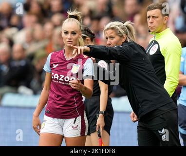 Birmingham, England, 18.. September 2022. Alisha Lehmann von der Aston Villa (L) erhält Anweisungen von Carla ward, Managerin der Aston Villa, während des Spiels der FA Women's Super League im Villa Park, Birmingham. Bildnachweis sollte lauten: Andrew Yates / Sportimage Stockfoto