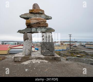 Inukshuk (Inuksuk) auf einem Hügel über der Stadt Rankin Inlet an der Hudson Bay Stockfoto