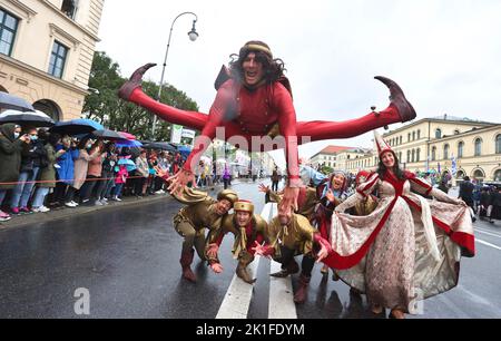 München, Deutschland. 18. September 2022. Während der Oktoberfestparade mit traditionellen Kostümen und Schützen ziehen Jongleure durch das Stadtzentrum. Quelle: Karl-Josef Hildenbrand/dpa/Alamy Live News Stockfoto