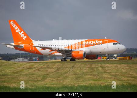 Ein Easyjet Airbus A319-111 vor dem Abflug am Boden Stockfoto