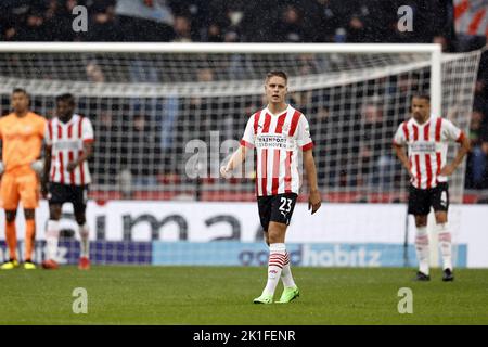 EINDHOVEN - (lr) Joey Veerman vom PSV Eindhoven reagiert während des niederländischen Eredivisie-Spiels zwischen PSV Eindhoven und Feyenoord Rotterdam am 18. September 2022 im Phillips-Stadion in Eindhoven, Niederlande. ANP MAURICE VAN STEEN Stockfoto