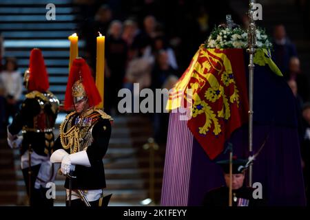 Household Cavalry, Blues und Royals stehen Wache, während Mitglieder der Öffentlichkeit den Sarg von Königin Elizabeth II. Sehen, der vor ihrer Beerdigung am Montag auf der Katafalque in der Westminster Hall im Londoner Palace of Westminster liegt. Bilddatum: Sonntag, 18. September 2022. Stockfoto