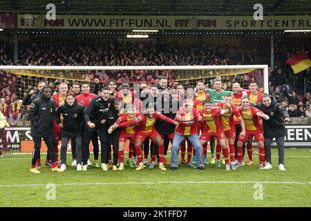 DEVENTER - Schieß los. Eagles Teamfoto nach dem Spiel das niederländische Eredivisie-Spiel zwischen Schieß los. Eagles und FC Emmen am 18. September 2022 in De Adelaarshorst, Niederlande. ANP ROY LAZET Stockfoto