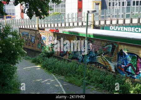 Eine farbenfrohe Graffiti-Wand auf der Autobahn A40 Stockfoto