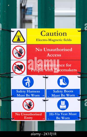 Warnschild. Achtung Elektromagnetische Felder. Mobilfunkmast in der Grafschaft Donegal, Irland Stockfoto