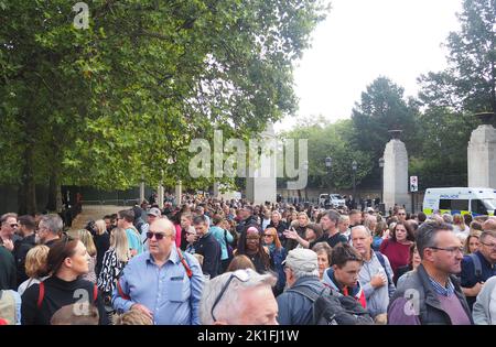 London, Großbritannien. 18. September 2022. Der Green Park in London wurde wegen weiterer Blumenbehrung geschlossen und die Menschen werden in den Hyde Park umgeleitet. Kredit: Brian Minkoff /Alamy Live Nachrichten Stockfoto