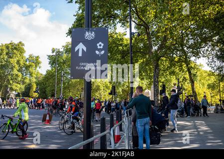 Green Park, Westminster, London, Großbritannien. 18. September 2022. Am Tag vor der Beerdigung von Königin Elisabeth II. Wird die Königin, die für die meisten, wenn nicht sogar ihr ganzes Leben regierte, von Menschen aus ganz Großbritannien und Übersee, die Blumen sehen und legen, gewürdigt. Trotz der Tausenden von Menschen ist die Atmosphäre gedämpft und ruhig. Quelle: Rena Pearl/Alamy Live News Stockfoto