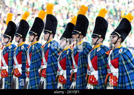 17. September 2022: Die irische Garde von Notre Dame ist während der NCAA-Fußballspiele zwischen den kalifornischen Goldenen Bären und den Notre Dame-Kämpfen in Irland im Notre Dame Stadium in South Bend, Indiana, auf der aufmerksam. Notre Dame besiegte Kalifornien 24-17. John Mersits/CSM. Stockfoto