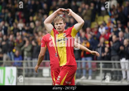 DEVENTER - (lr) während des niederländischen Eredivisie-Spiels zwischen Schieß los. Eagles und FC Emmen in De Adelaarshorst am 18. September 2022 in Deventer, Niederlande. ANP ROY LAZET Stockfoto