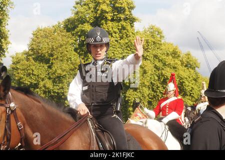 London, Großbritannien. 18. September 2022. Stewards, Medien und Polizei stimmen die letzten Vorbereitungen für die Beerdigungsphase von Wellington Arch ab. Kredit: Brian Minkoff /Alamy Live Nachrichten Stockfoto