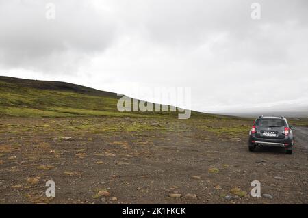 Ein grauer Dacia Duster auf einer der Islandstraßen Stockfoto