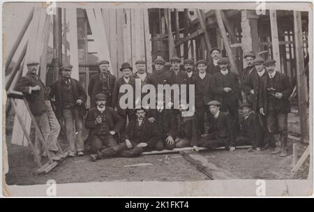 Rumpffanleger oder Schiffsbauer, Anfang des 20.. Jahrhunderts. Fotografisches Porträt einer Gruppe edwardianischer Männer in Arbeitskleidung Stockfoto