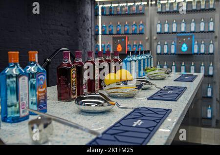 Basingstoke, Großbritannien - 2. April 2022: Flaschen Bombay Sapphire Gin, fertig zum Mischen zu Cocktails im Besucherzentrum in der Laverstoke Mill in Basing Stockfoto