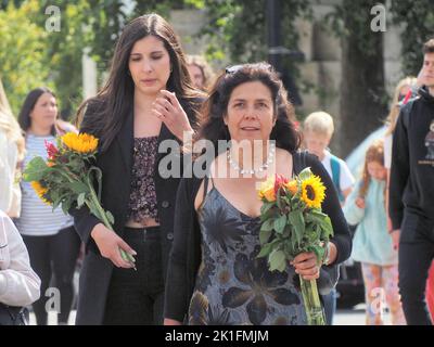 London, Großbritannien. 18. September 2022. Der Green Park in London wurde wegen weiterer Blumenbehrung geschlossen und die Menschen werden in den Hyde Park umgeleitet. Kredit: Brian Minkoff /Alamy Live Nachrichten Stockfoto