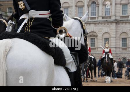 Polizisten auf Pferden bereiten sich auf die Beerdigungen der Queen am 19.. Oktober 2022 in London vor Stockfoto