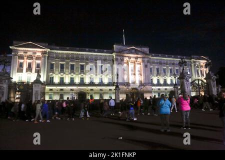 17. September 2022. Buckingham Palace, London, England. Buckingham Palace. Während die Stadt sich auf das Begräbnis Ihrer Majestät Königin Elizabeth II. Vorbereitet, wurden im gesamten Londoner Zentrum strenge Sicherheitsvorkehrungen mit einer starken Polizeipräsenz verhängt Die Königin wird am Montag, den 19.. September, begraben. (Foto von Charlie Varley/Sipa USA) Stockfoto