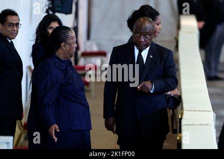 Südafrikas Außenminister Naledi Pandor und der Präsident Südafrikas, Cyril Ramaphosa, zollen ihren Respekt, als sie am Sarg von Königin Elizabeth II. Vorbeifeilten, der im Royal Standard mit der Reichskrone und dem Reichsapfel und Zepter des Souveränen drapiert wurde, Sie liegt im Staat auf der Katafalque in der Westminster Hall, im Palace of Westminster vor ihrer Beerdigung am Montag. Bilddatum: Sonntag, 18. September 2022. Stockfoto