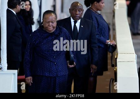 Südafrikas Außenminister Naledi Pandor und der Präsident Südafrikas, Cyril Ramaphosa, zollen ihren Respekt, als sie am Sarg von Königin Elizabeth II. Vorbeifeilten, der im Royal Standard mit der Reichskrone und dem Reichsapfel und Zepter des Souveränen drapiert wurde, Sie liegt im Staat auf der Katafalque in der Westminster Hall, im Palace of Westminster vor ihrer Beerdigung am Montag. Bilddatum: Sonntag, 18. September 2022. Stockfoto