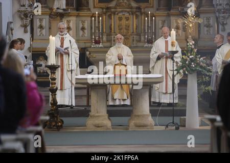 18. September 2022, Sachsen-Anhalt, Huy: Bischof Gerhard Feige leitet einen Gottesdienst im Kloster Huysburg. Mit einem Festgottesdienst feiern die Mönche das 50.-jährige Bestehen der Gemeinde, ihre Anwesenheit und ihre Arbeit im Kloster Huysburg. Das beliebte Ausflugsziel liegt in der Huy-Bergkette und ist von Wanderwegen umgeben. Foto: Matthias Bein/dpa Stockfoto