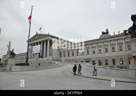 Eine Graustufenaufnahme des österreichischen Parlamentsgebäudes in Wien in Österreich Stockfoto