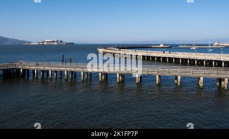 Blick auf Alcatraz Island, eines der berüchtigtsten Gefängnisse der USA, von Fort Mason, einem ehemaligen Fort der US-Armee im Marina District Stockfoto