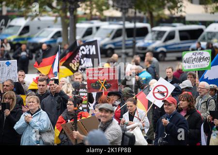 18. September 2022, Hessen, Frankfurt/Main: Teilnehmer stehen während einer prorussischen Demonstration auf dem Opernplatz. In der Mainmetropole protestieren am Sonntag prorussische Demonstranten gegen die Sanktionen gegen Russland. Gleichzeitig findet eine Gegendemonstration zur Unterstützung der Ukraine statt. Foto: Sebastian Gollnow/dpa Stockfoto