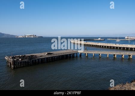Blick auf Alcatraz Island, eines der berüchtigtsten Gefängnisse der USA, von Fort Mason, einem ehemaligen Fort der US-Armee im Marina District Stockfoto