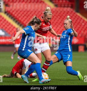 London, Großbritannien. 18. September 2022. London, 18.. September 2022: Emily Simpkins (#8 Charlton) wird von Spielern aus Birmingham während der Barclays Womens Championship zwischen Charlton Athletic und Birmingham City im Valley in London, England, angegangen. (James Whitehead/SPP) Quelle: SPP Sport Press Foto. /Alamy Live News Stockfoto