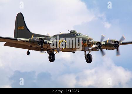 B17 Sally B landete nach seiner Flugausstellung auf der IWM Duxford Battle of Britain Airshow am 10.. September 2022 Stockfoto