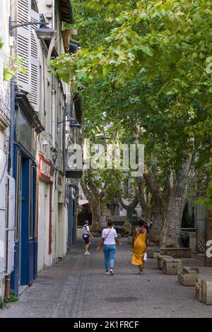 Avignon: Straße von Dyers (Rue de Teinturiers) im alten Stadtviertel. Stockfoto