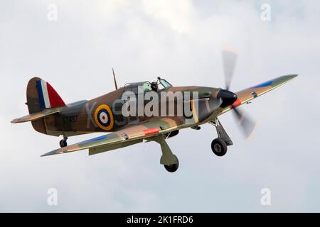 Hawker-Unwetter Mk.I V7497 (G-HRLI) landete in der Abenddämmerung, nachdem er auf der IWM Duxford Battle of Britain Air Show am 10.. September 2022 gezeigt wurde Stockfoto