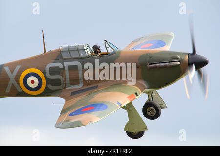 Hawker-Unwetter Mk.I V7497 (G-HRLI) landete in der Abenddämmerung, nachdem er auf der IWM Duxford Battle of Britain Air Show am 10.. September 2022 gezeigt wurde Stockfoto