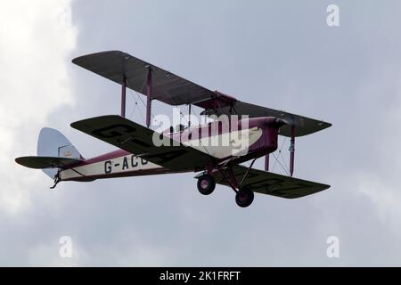 Tiger Moth aus dem Tiger 9 Display-Team landete in der Abenddämmerung, nachdem es auf der IWM Duxford Battle of Britain Air Show am 10.. September 2022 gezeigt wurde Stockfoto