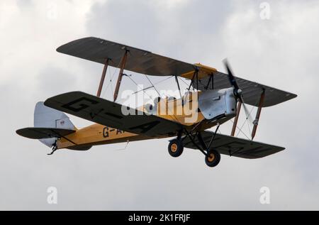 Tiger Moth aus dem Tiger 9 Display-Team landete in der Abenddämmerung, nachdem es auf der IWM Duxford Battle of Britain Air Show am 10.. September 2022 gezeigt wurde Stockfoto