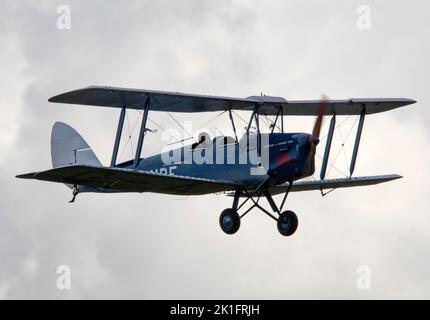 Tiger Moth aus dem Tiger 9 Display-Team landete in der Abenddämmerung, nachdem es auf der IWM Duxford Battle of Britain Air Show am 10.. September 2022 gezeigt wurde Stockfoto