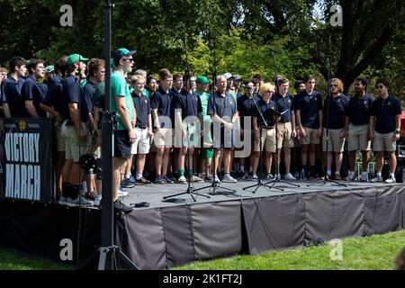 17. September 2022: Notre Dame Glee Club während des Vorspielkonzerts der NCAA Fußballspiel-Action zwischen den California Golden Bears und der Notre Dame Fighting Irish im Notre Dame Stadium in South Bend, Indiana. Notre Dame besiegte Kalifornien 24-17. John Mersits/CSM. Stockfoto