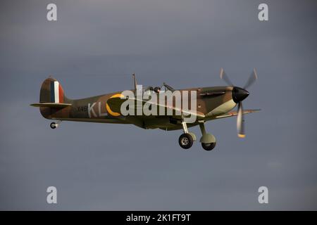 Supermarine Spitfire Mk.Ia N3200 (G-CFGJ) landete in der Abenddämmerung, nachdem es auf der IWM Duxford Battle of Britain Air Show am 10.. September 2022 gezeigt wurde Stockfoto