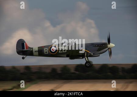 Supermarine Spitfire Mk.IXB MH434 (G-ASJV) landete in der Abenddämmerung, nachdem es auf der IWM Duxford Battle of Britain Airshow am 10.. September 2022 gezeigt wurde Stockfoto