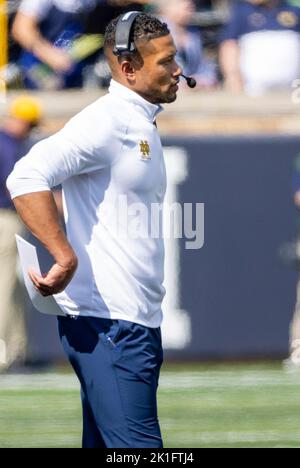 17. September 2022: Notre Dame-Cheftrainer Marcus Freeman während der NCAA-Fußballspiel-Action zwischen den California Golden Bears und der Notre Dame Fighting Irish im Notre Dame Stadium in South Bend, Indiana. Notre Dame besiegte Kalifornien 24-17. John Mersits/CSM. Stockfoto
