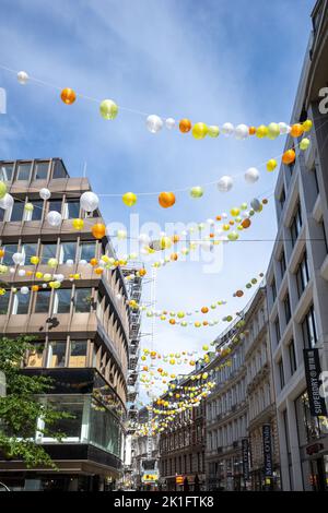 Viele bunte Laternen hängen über den Straßen Hamburgs Stockfoto