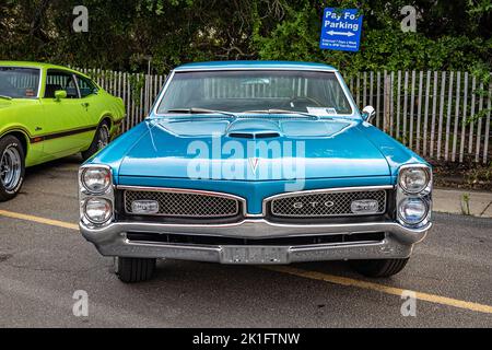 Tybee Island, GA - 3. Oktober 2020: Hochperspektivische Frontansicht eines Pontiac GTO Hardtop Coupés aus dem Jahr 1967 auf einer lokalen Automobilausstellung. Stockfoto