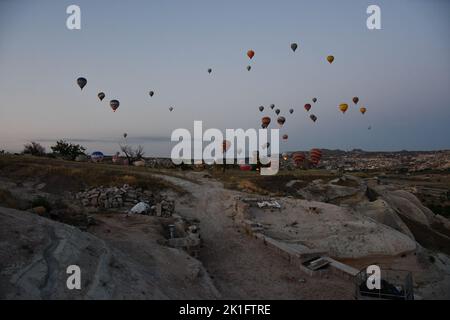 Die unzähligen Heißluftballons in der grauen Morgendämmerung in Kappadokien, Türkei Stockfoto