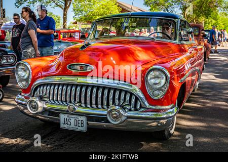 Falcon Heights, MN - 18. Juni 2022: Vorderansicht eines Buick Series 50 Super Riviera Hardtop Coupés aus dem Jahr 1953 auf einer lokalen Automobilausstellung. Stockfoto