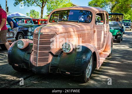 Falcon Heights, MN - 18. Juni 2022: Vorderansicht eines Chevrolet Master Deluxe Coupés aus dem Jahr 1938 auf einer lokalen Automobilausstellung. Stockfoto