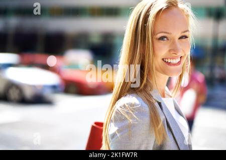 Die Stadt lächelt. Ein Porträt einer schönen jungen Frau in der Stadt. Stockfoto