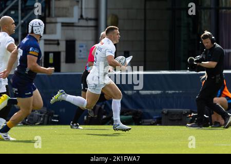 Joe Simmonds von Exeter Chiefs rast den linken Flügel hinunter, um beim Gallagher Premiership-Spiel Worcester Warriors gegen Exeter Chiefs im Sixways Stadium, Worcester, Großbritannien, 18.. September 2022 einen frühen Versuch zu machen (Foto von Nick Browning/News Images) Stockfoto